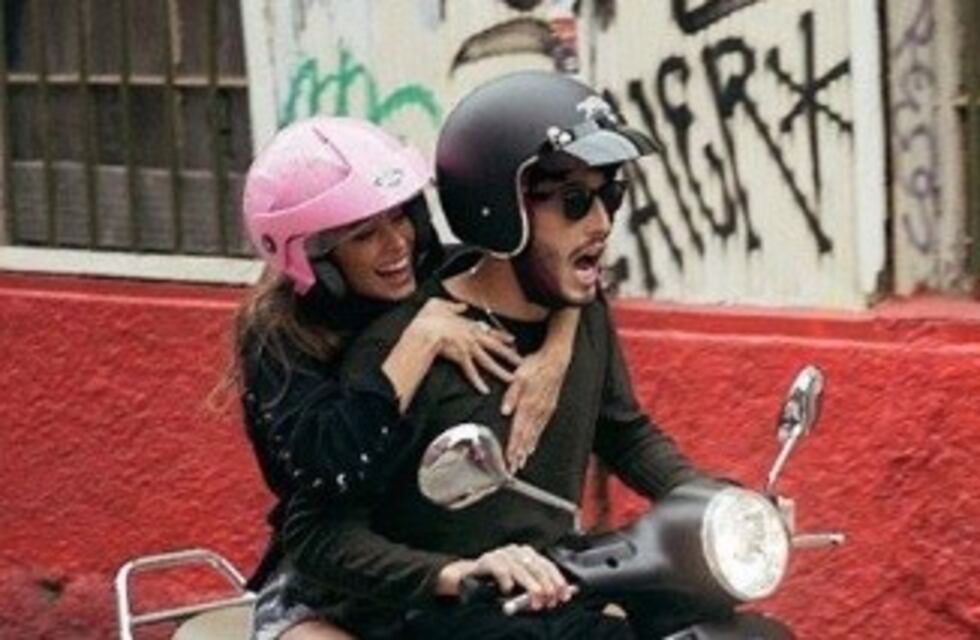 Sebastián Yatra y Tini Stoessel tuvieron un accidente en moto