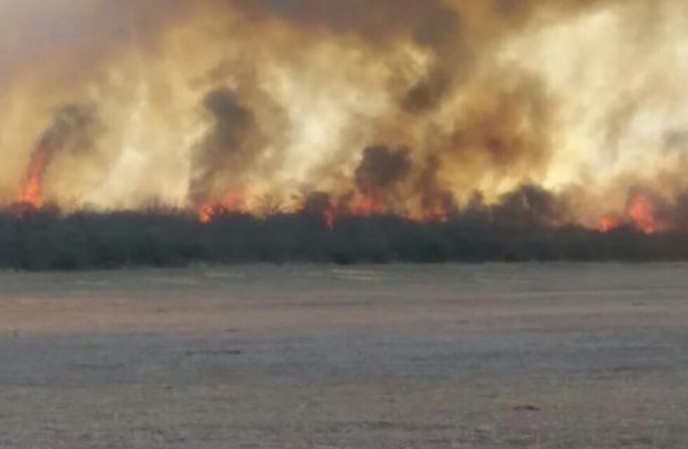 Incendio en Villa Quillinzo pone en riesgo viviendas de la zona