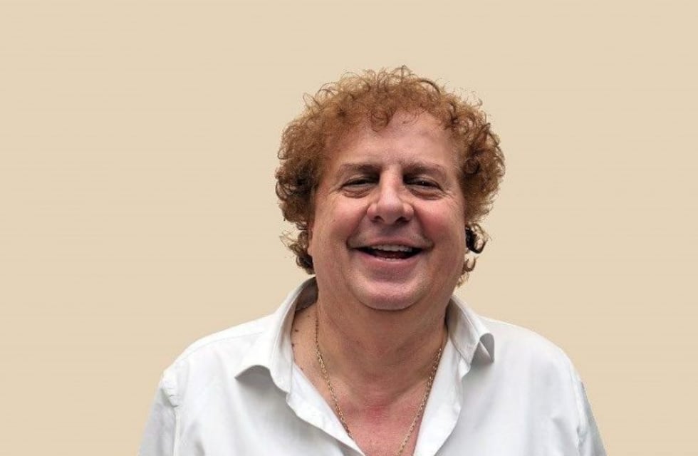 Marucha, falda y damajuana: los pergaminos de un candidato a presidente de Central