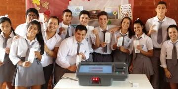 Los alumnos de Candelaria visitaron el Tribunal Electoral para practicar y saber cómo funciona el voto electrónico\u002E (MisionesOnline)