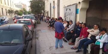 Alquilan sillas para que los jubilados puedan hacer la fila sentados\u002E (FM Profesional)