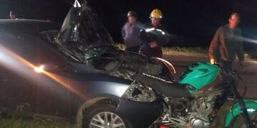 Choque entre moto y auto en el ingreso de Coronel Bogado\u002E (Ministerio de Seguridad)
