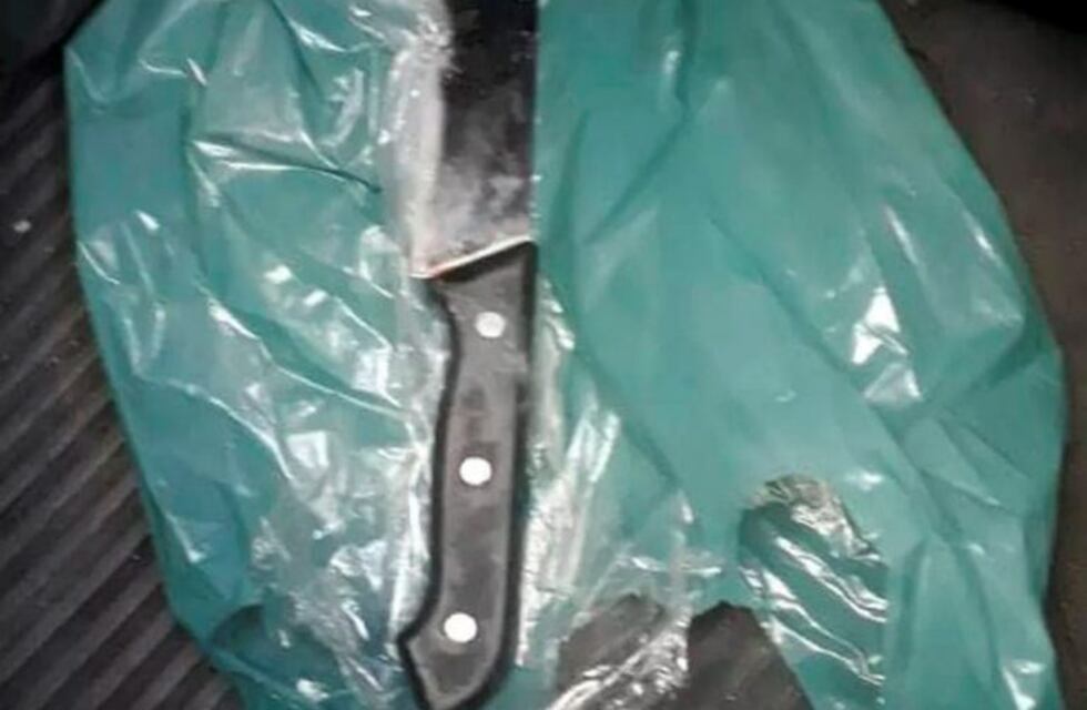 Fue hasta donde estaba su hermana con un amigo, los apuñaló y escapó