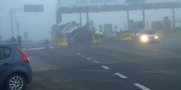 Un camión chocó una cabina de peaje y un auto en la autopista a Santa Fe\u002E (Red de Seguridad Vial)