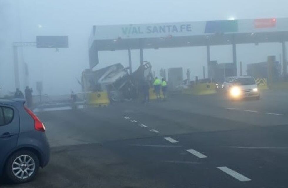 El momento en que un operador de peaje se salva de ser embestido por un camión