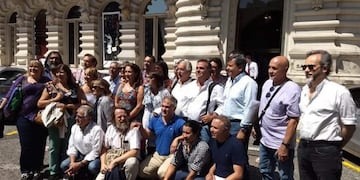 Sindicalistas docentes frente al Palacio Pizzurno, al cabo de la primera reunión de la paritaria nacional docente\u002E (M\u002E de Educación)