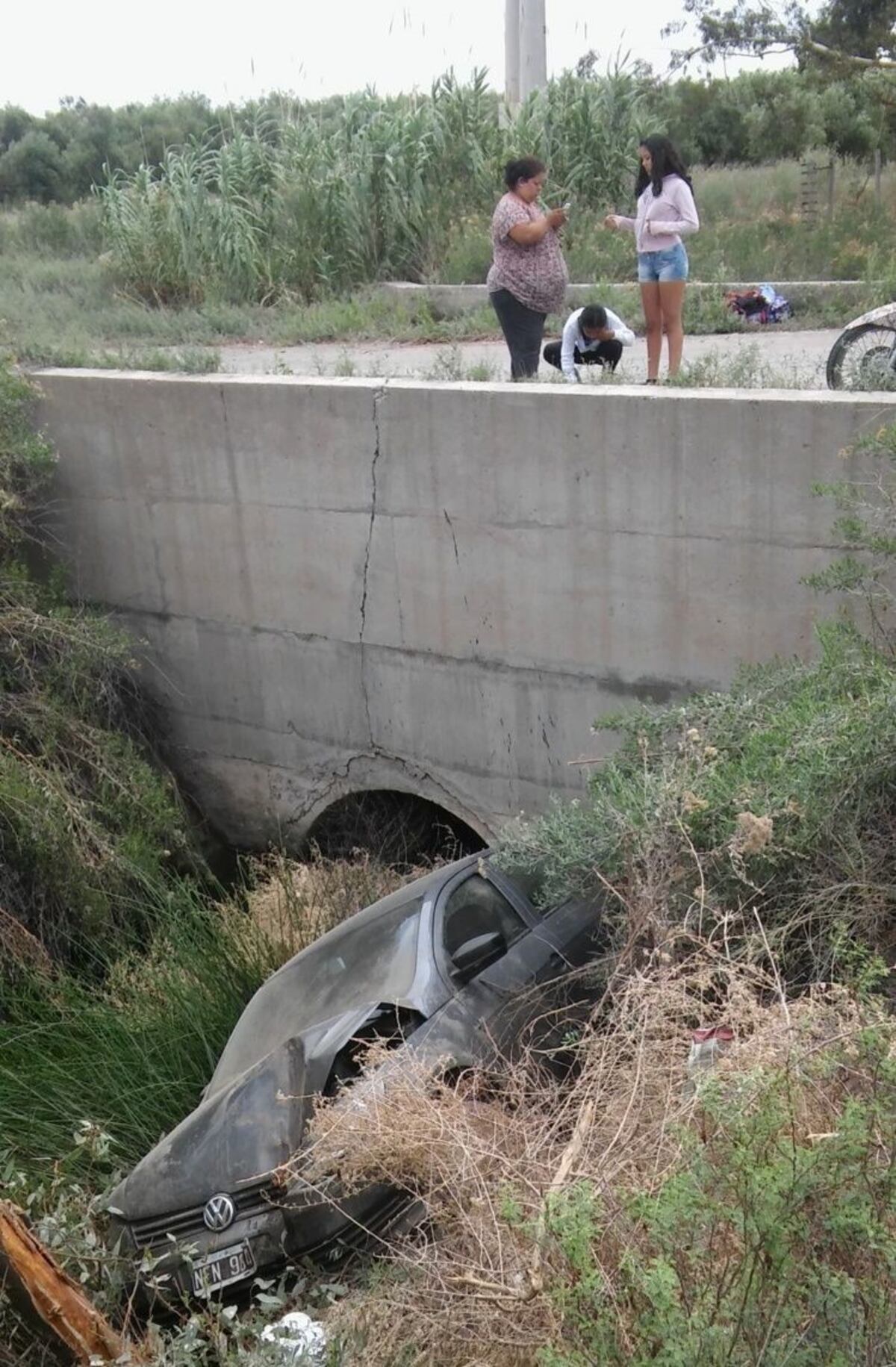 Familia mendocina cae en auto dentro de desagüe en San Juan