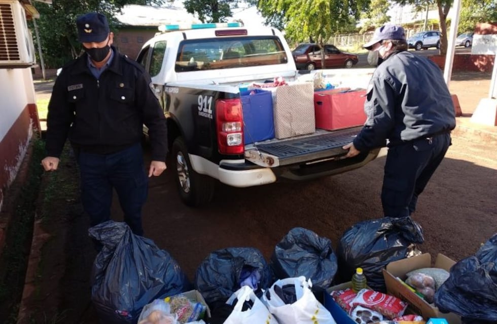 Policías solidarios entregaron donaciones a familias de bajos recursos