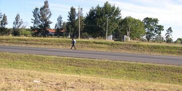 Camina de Villa del Prado a Córdoba  por trabajo y una cordobesa le regaló su propia bicicleta\u002E (Foto: Cadena 3)\u002E