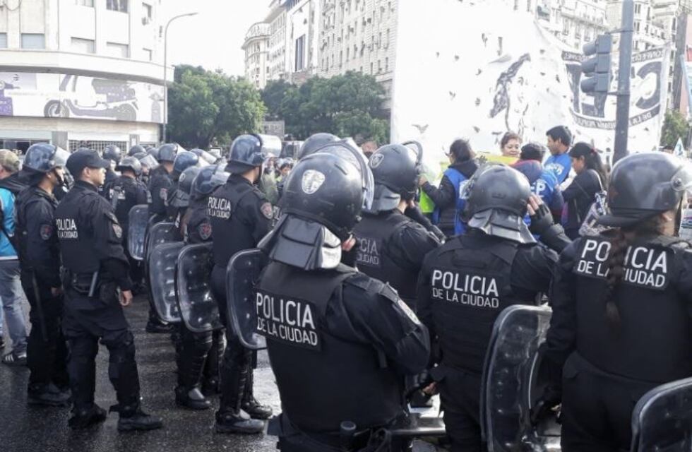 Corte en el Obelisco: hubo tensión entre la Policía y los manifestantes