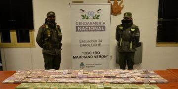 El dinero que trasladaba la funcionaria rionegrina fue secuestrado y se la investiga por lavado de dinero (Gendarmería Nacional)