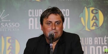 Ángel Guillermo Hoyos fue presentado como nuevo director técnico de Aldosivi de Mar del Plata (web)\u002E