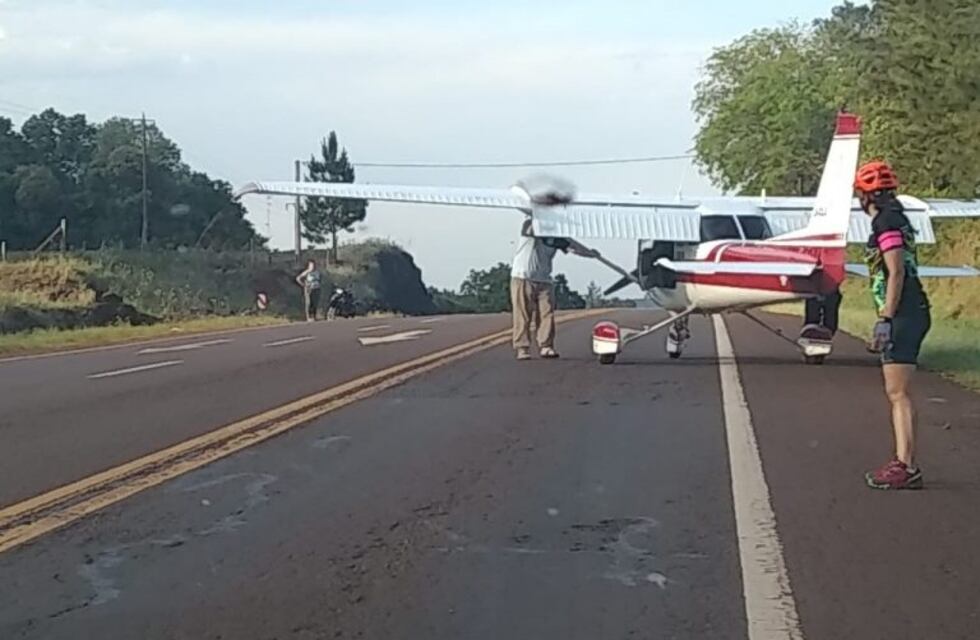 Una avioneta usó la ruta nacional 12 como pista para un aterrizaje de emergencia