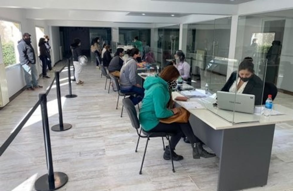 El Calafate: más de 500 vecinos se acercaron para recibir el Ingreso Familiar Extraordinario Municipal