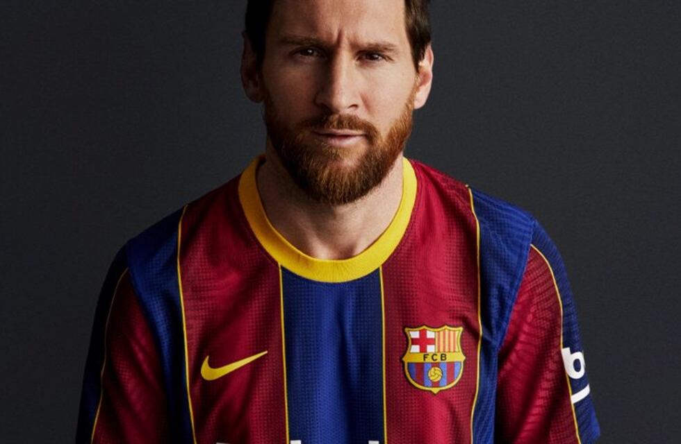 Lionel Messi presentó la nueva camiseta "retro" del Barcelona, con un precio imposible para los argentinos
