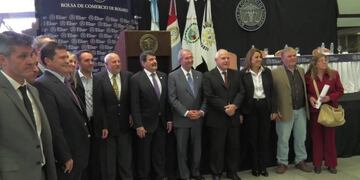 Remate del primer lote de soja de la cosecha 2015/16 en la Bolsa de Comercio de Rosario.