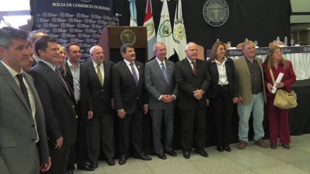 Remate del primer lote de soja de la cosecha 2015/16 en la Bolsa de Comercio de Rosario.