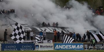 Hinchas de Gimnasia de Mendoza hicieron pintadas en el interior del club y apuntaron directamente contra los jugadores\u002E