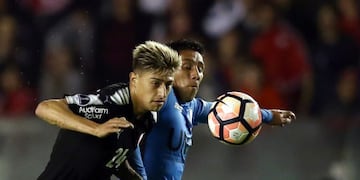 Soccer Football - Copa Sudamericana - Argentina's Independiente v Chile's Deportes Iquique - Libertadores de America stadium, Buenos Aires, Argentina - July 12, 2017 - Independiente's Emiliano Rigoni Deportes Iquique's Hans Salinas in action\u002E REUTERS/Marcos Brindicci cancha independiente emiliano rigoni futbol copa sudamericana 2017 futbol futbolistas independiente deportes iquique