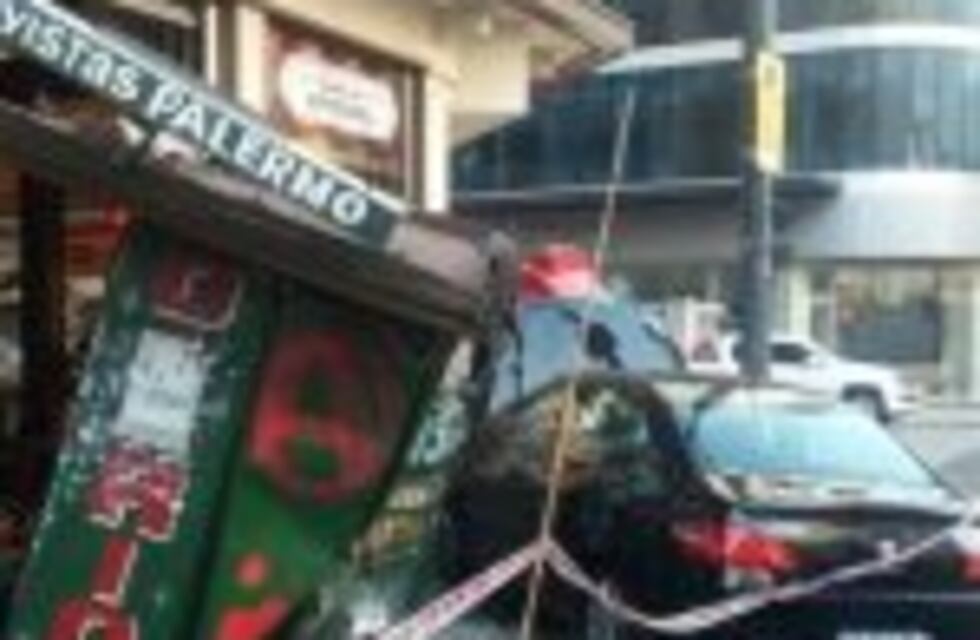 Se durmió mientras manejaba y chocó contra un puesto de diarios en el Centro