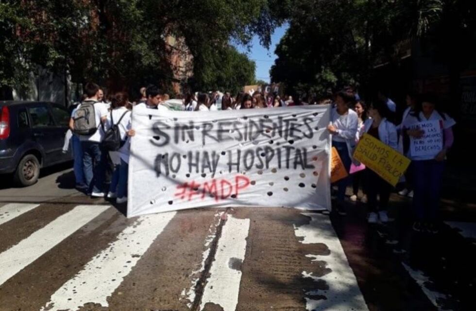 Médicos residentes marcharon en el centro de Mar del Plata para exigir mejoras salariales