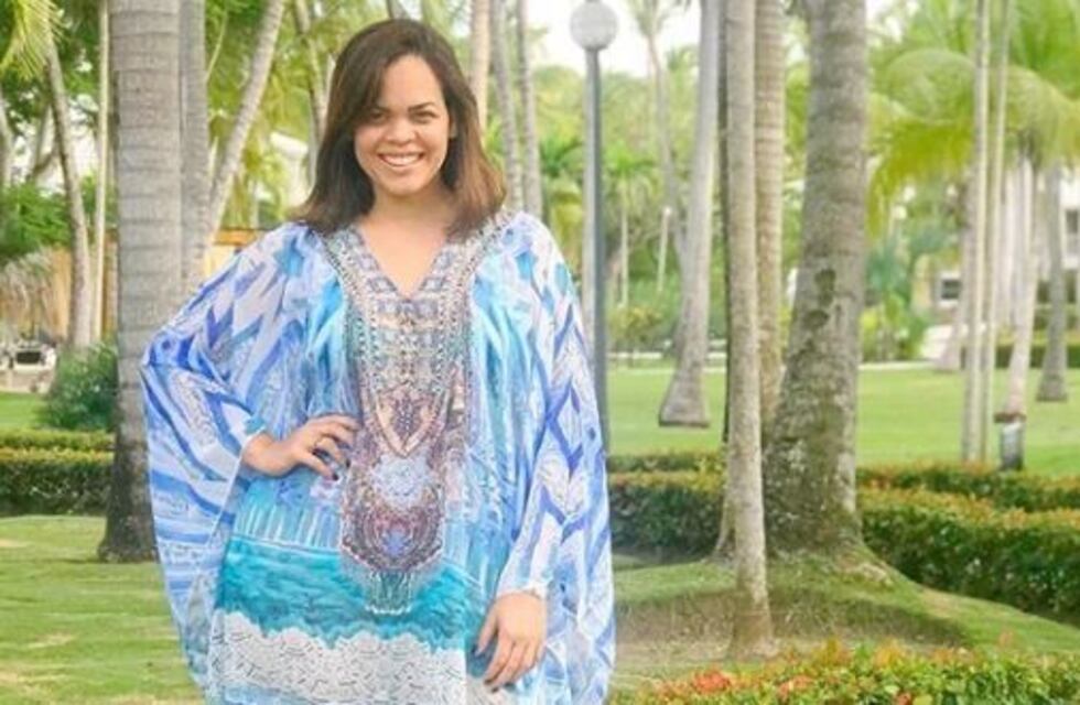 El impactante momento en que una conductora de TV cae de un tercer piso