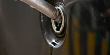 A driver fills up his car at a petrol station in London on August 16, 2016\u002E \r\nBritain's annual inflation rate edged higher last month, official data showed, and is set to climb further as a weak pound caused by the Brexit vote raises import prices\u002E The main contributors to the increase in the rate were rising prices for motor fuels, alcoholic beverages and accommodation services, the ONS said in a statement\u002E / AFP PHOTO / JUSTIN TALLIS inglaterra londres inglaterra aumento del precio de la nafta tras el brexit auto cargando nafta en estacion de servicio