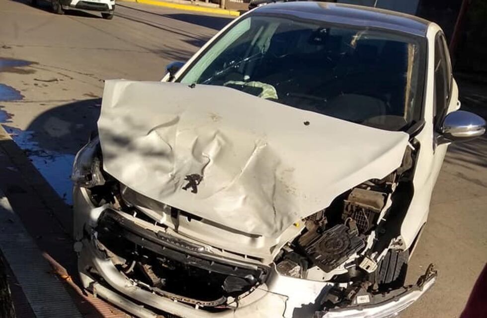 Dos vehículos similares con importantes daños en un accidente en Arroyito