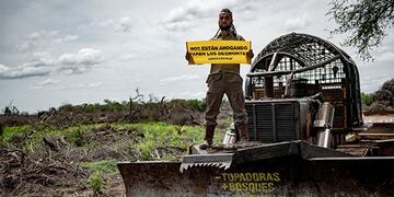 Imagen archivo\u002E Activista de Greenpeace sobre una topadora con la consigna: \