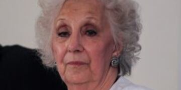 BUENOS AIRES (ARGENTINA), 23/02/2016.- La presidenta de Abuelas de Plaza de Mayo, Estela de Carlotto, ofrece una rueda de prensa tras una reuniu00f3n con el presidente argentino, Mauricio Macri, hoy, martes 23 de febrero de 2016, en la residencia presidencial