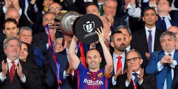In this file photo taken on April 21, 2018 Barcelona's Spanish midfielder Andres Iniesta (C) holds the trophy after the Spanish Copa del Rey (King's Cup) final football match Sevilla FC against FC Barcelona at the Wanda Metropolitano stadium in Madrid on April 21, 2018\u002E \r\nIniesta confirmed on April 27, 2018 that he will leave Barcelona at the end of the season\u002E / AFP PHOTO / LLUIS GENE Andres Iniesta anuncio retiro del equipo barcelona futbol decision del jugador a retirarse del equipo catalan historia del futbolista en el club equipo