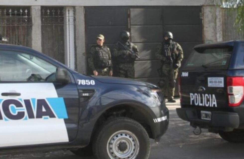 Mientras los corrían a piedrazos, los policía atraparon a dos delincuentes