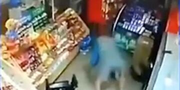 El tropiezo de un kiosquero azuleño que se volvió viral