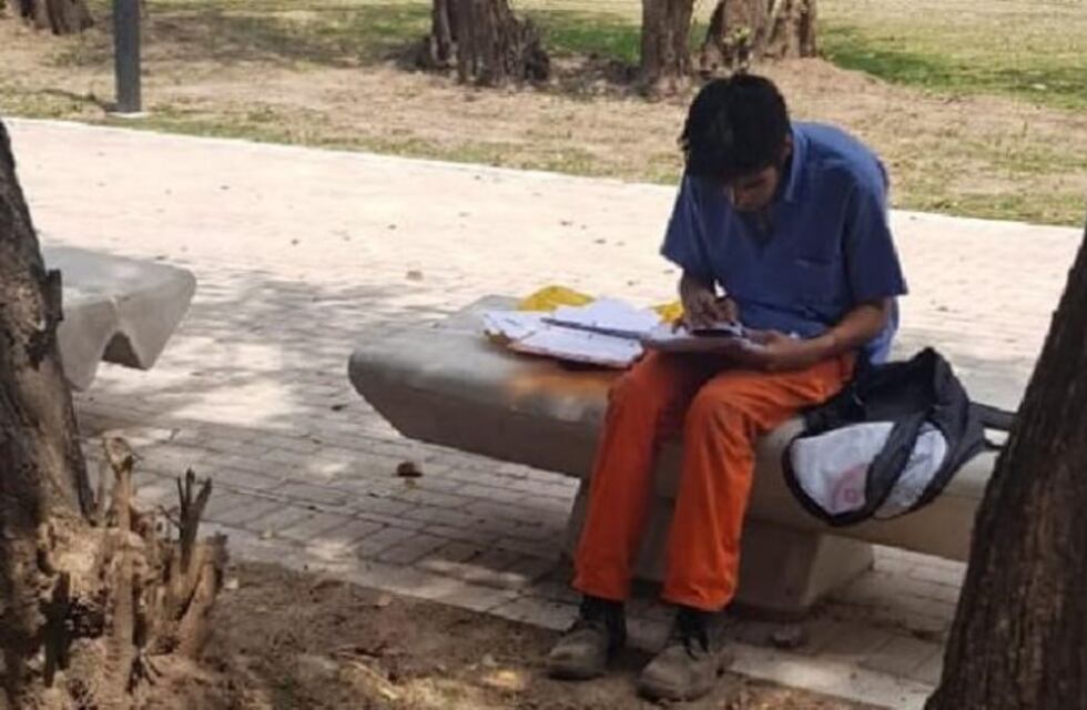 El ejemplo de Agustín: dos trabajos, dos hijos y en sus ratitos libres, estudia para terminar la secundaria