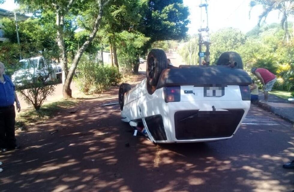 Perdió el control del auto, chocó un árbol y volcó