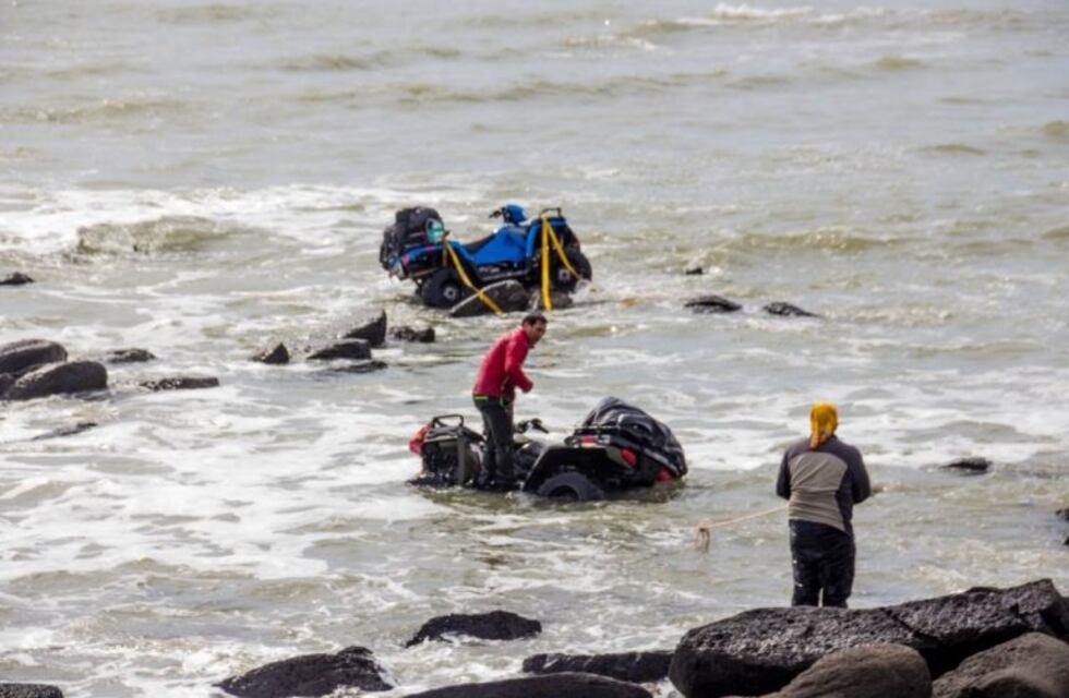 Salieron en cuatriciclos y quedaron encerrados por la marea
