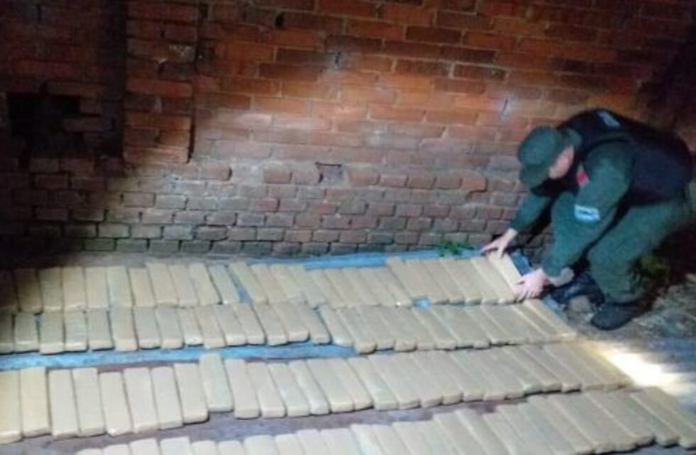 Atraparon a dos hombres acondicionando paquetes de marihuana en un auto