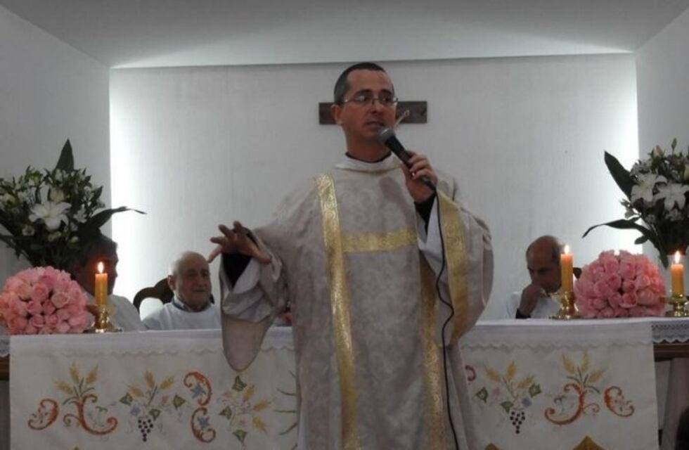 La autopsia al diácono asesinado reveló que tenía un golpe en la cabeza y cinco heridas de arma blanca