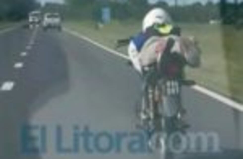 Un motociclista se acostó sobre su rodado andando a 100 kilómetros por hora en la Ruta 34