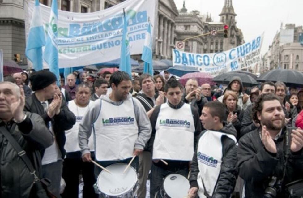 Los bancos no abrirán al público el 30 de abril y el 1 de mayo