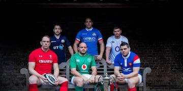 Los capitanes de los seis seleccionados más poderosos de Europa, posaron junto al trofeo\u002E