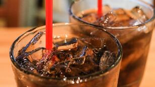 El edulcorante aspartamo de gaseosas light es "potencialmente cancerígeno".