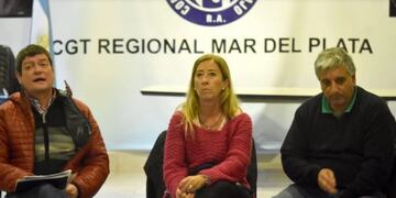 Guglielmotti, Adriana Donzelli y Sergio Arista, dirigentes de la CGT local (web)\u002E