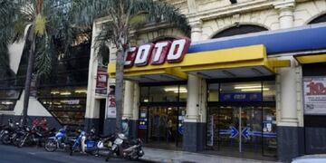 Las sucursales locales volvieron a abrir sus puertas este domingo\u002E (Archivo)