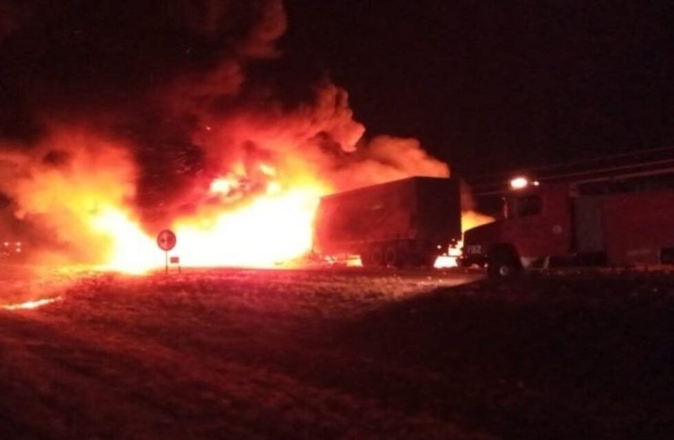 Dos camiones chocaron, se prendieron fuego y murió un conductor