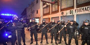 DYN49, BUENOS AIRES 21/06/2017, NUEVOS ALLANAMIENTOS DEL COMPLEJO COMERCIAL LA SALADA, DE LA LOCALIDAD BONAERENSE DE INGENIERO BUDGE, PARTIDO DE LOMAS DE ZAMORAESTA NOCHE\u002EFOTO:DYN/TONY GOMEZ\u002E