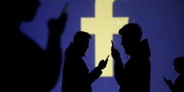 El teléfono se ha convertido en el canal principal de relacionamiento\u002E Y quizás sea eso lo que genera tanto miedo y descalificación de la tecnología para los mayores, que crecieron con el mandato de no hablar con extraños\u002E (Reuters)