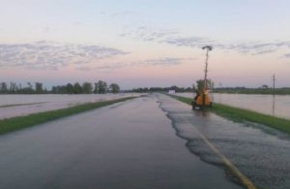Están cortadas ambas manos de la autopista Rosario-Santa Fe por el desborde del arroyo Colastiné