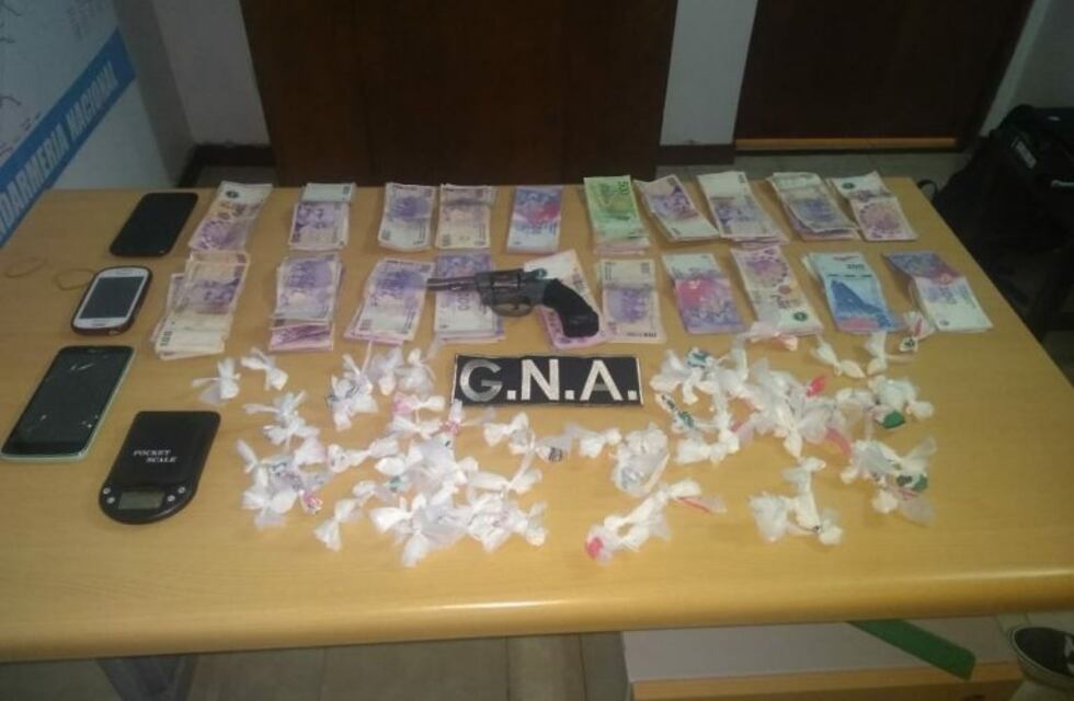 Un dealer intentó huir de Gendarmería y lo capturaron donde fraccionaba la droga