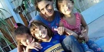 Las tres menores con su mamá\u002E